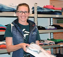 Frau mit Kleidung